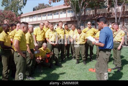 Marines des 2. Bataillons, 5. Marines, Camp Pendleton, Kalifornien, erhalten eine Einweisung von Mitgliedern des Forest Service über MEDEVAC-Verfahren während DES WILDFIRE '96 DER TASKFORCE. Betreff Operation/Serie: TASKFORCE WILDFIRE '96 Basis: Umatilla National Forest State: Oregon (OR) Land: Vereinigte Staaten von Amerika (USA) Stockfoto