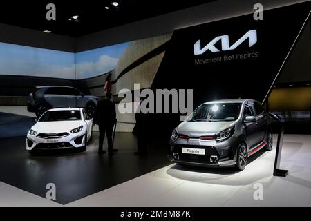 Brüssel, Belgien. 13. Januar 2023. KIA Motors Car wird bei der Eröffnung der Brüsseler Automobilmesse auf der Expo in Brüssel am 13. Januar 2023 ausgestellt. Kredit: ALEXANDROS MICHAILIDIS/Alamy Live News Stockfoto