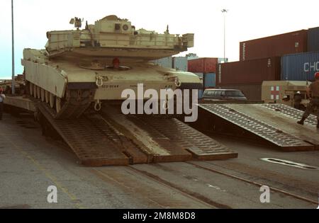 Ein M1 Abrams Panzer, der zur 3/7. Kavallerie, 3. Infanteriedivision (M) gehört, wird von einem Bahnhofwagen angetrieben. Betreff Operation/Serie: SEALIFT NOTFALL EINSATZBEREITSCHAFT ÜBUNGSBASIS: Savannah Staat: Georgia (GA) Land: Vereinigte Staaten von Amerika (USA) Stockfoto