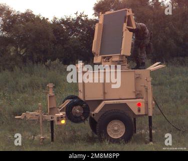 Während eines simulierten taktischen Szenarios wird SPC Bryan A. Cook von HHB 1. der 44. Air Defense Artillery, 4. Infantry Division, gezeigt, wie das Radar der Feldausrüstung des Forward Area Air Defense Ground Base Sensor (FAAD GBS) positioniert wird. Basis: Fort Hood Bundesstaat: Texas (TX) Land: Vereinigte Staaten von Amerika (USA) Stockfoto