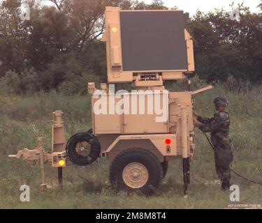 Während eines simulierten taktischen Szenarios wird SPC Bryan A. Cook von HHB 1. der 44. Air Defense Artillery, 4. Infantry Division, an der Zentrale/am CRT der Feldausrüstung des Forward Area Air Defense Ground Base Sensor (FAAD GBS) angezeigt. Basis: Fort Hood Bundesstaat: Texas (TX) Land: Vereinigte Staaten von Amerika (USA) Stockfoto