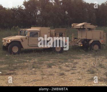 Während eines simulierten taktischen Szenarios mit DER 1. der 44. Air Defense Artillery wird die Feldausrüstung des Forward Area Air Defense Ground Base Sensor (FAAD GBS) vorgestellt. Der FAAD GBS wird von einem Mehrzweckfahrzeug mit hoher Mobilität (HMMWV) abgeschleppt. Basis: Fort Hood Bundesstaat: Texas (TX) Land: Vereinigte Staaten von Amerika (USA) Stockfoto