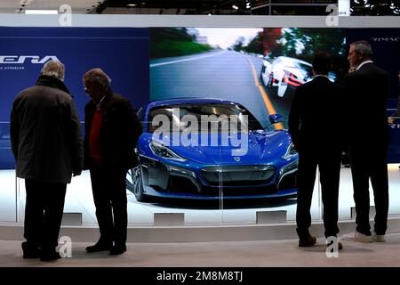 Brüssel, Belgien. 13. Januar 2023. Das Auto Rimac Nevera wird bei der Eröffnung der Brüsseler Automobilmesse auf der Expo in Brüssel am 13. Januar 2023 ausgestellt. Kredit: ALEXANDROS MICHAILIDIS/Alamy Live News Stockfoto