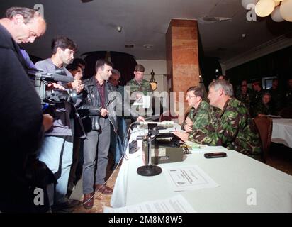 Nach Abschluss eines Treffens des Joint Operations Election Center (JOEC) im Allied Rapid Reaction Corps bei Sarajevo, US Navy Admiral T. Joseph Lopez, Alliierte Streitkräfte Südeuropa, US Naval Forces Europe and Implementation Forces Commander und General Sir Michael Walker, Der Befehlshaber des alliierten Krisenreaktionskorps nimmt einige Fragen aus den Nachrichtenmedien über die Bewegungsfreiheit entgegen, die zum Teil auf GEMEINSAME Anstrengungen der Operation während der nationalen Wahlen in Bosnien und Herzegowina zurückzuführen ist. Betrifft Operation/Serie: GEMEINSAMES UNTERFANGEN Land: Bosnien und Herzegowina (BIH) Stockfoto