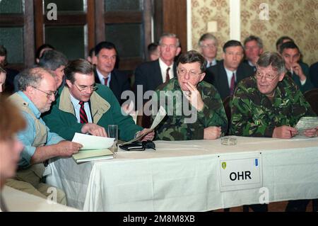 (Von links nach rechts) Herrn Richard Sklar und Herrn Jock Covey, STABSCHEF des Amtes des Hohen Repräsentanten (Ohr), einer von vielen Organisationen, die das Gemeinsame Wahlzentrum für Operationen (Joint Operations Election Center, JOEC) des Alliierten Krisenreaktionskorps bei Sarajewo, Bosnien und Herzegowina, umfassen; Lokalisieren Sie eine Wahlstation, die von US Navy Admiral T. Joseph Lopez, Alliierten Streitkräften Südeuropa, US Naval Forces Europe und Implementation Forces Commander und General der britischen Armee Sir Michael Walker, Befehlshaber des Alliierten Krisenreaktionskorps, besprochen wird. Wichtige Führer oder Vertreter der Republik Bosnien und Herzegowina Stockfoto