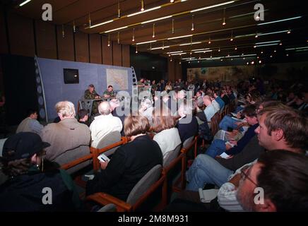 Ein Journalist fragt US Navy Admiral T. Joseph Lopez (rechts), Allied Forces Southern Europe, United States Naval Forces Europe and Implementation Forces Commander und General der britischen Armee Sir Michael Walker (links), Allied Rapid Reaction Corps Commander, Eine Frage während der nach den Wahlen stattfindenden Pressekonferenz, die ausschließlich im Coalition Public Information Center in Sarajewo, Bosnien und Herzegowina, abgehalten wurde. Die Pressekonferenz wurde zur Unterstützung der Operation JOINT ENDEAVOR abgehalten. Betrifft Operation/Serie: GEMEINSAMER STÜTZPUNKT: Land Sarajewo: Bosnien und Herzegowina (BIH) Stockfoto