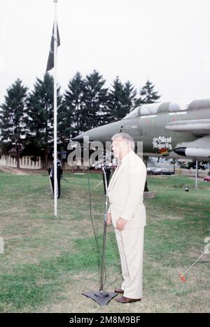 Oberstleutnant Robert Altee, Gastredner und ehemaliger Kriegsgefangener, erinnert Team Eifel daran, warum wir unsere Uniformen tragen und worum es bei Teamwork geht. Basis: Luftwaffenstützpunkt Spangdahlem Bundesstaat Rheinland-Pfalz Land: Deutschland / Deutschland (DEU) Stockfoto
