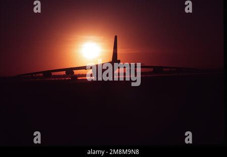 Eine B-52 aus dem 93. Bombenflügel, Luftwaffenstützpunkt Barksdale, La., ist vor der Morgensonne auf dem Royal Australian Air Base Darwin verkleidet. Die B-52s nehmen an Australiens größter Luftverteidigungsübung Teil, PITCH BLACK '96, die auf RAAF-Stützpunkten in Darwin, Tindal im Northern Territory und RAAFB Curtain in Westaustralien stattfindet. US-Streitkräfte, darunter Air Force F-16 und F-15-Kämpfer, B-52-Bomber, KC-10-Tanker, C-141-Transporte und E-3 Airborne Warning and Control System-Flugzeuge; Marines und Army haben sich vom 15. Juli bis 2. August 1996 mit Truppen aus Australien und Singapur zusammengetan Stockfoto