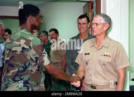 US Navy Admiral (ADM) Joseph W. Prueher, Oberbefehlshaber der USA Pacific Command, trifft während DER OPERATION PACIFIC HAVEN mit dem Oberstleutnant der US Air Force Colonel (LTC) Elwood Johnson, dem „Bürgermeister“ des provisorischen Wohnkomplexes am Luftwaffenstützpunkt Andersen, Guam, zusammen. Pacific Haven, eine gemeinsame humanitäre Operation der USA Militär, über 2.100 Kurden aus dem Nordirak evakuiert. Die Evakuierten werden vorübergehend in Andersen AFB, Guam, untergebracht, während sie das Einwanderungsverfahren durchlaufen, um sich in die Vereinigten Staaten zu begeben. Der Bürgermeister, ein Verbindungsbeamter des US-Militärs, dient als Vertreter für t Stockfoto