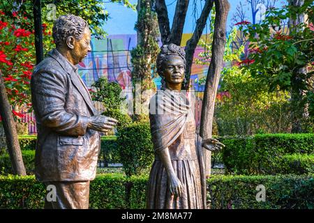 Bronzestatuen des mexikanischen Künstlers Frida Kahlo und ihres Mannes, des mexikanischen Wandlers Diego Rivera, von Gabriel Ponzanelli im Frida Kahlo Park von Coyoacan, Mexiko-Stadt, Mexiko. Stockfoto