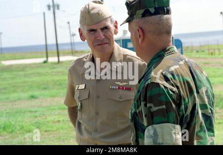 US Navy Vizeadmiral William J. Fallon spricht mit LT. OBERST. Lefebvre, kommandierender Offizier, 3D. Bataillon, 8. Marines, während der Operation durch die Migrantenanlagen im Camp Bravo. Bei dieser Operation des US-amerikanischen Atlantikkommandos wurde die Air Contingency Force der II Marine Expeditionary Force (MEF) eingesetzt, um mehr als 100 chinesische Migranten aufzunehmen. Betreff Operation/Serie: OPERATION MARATHON Base: Guantanamo Bay Country: Kuba (CUB) Stockfoto