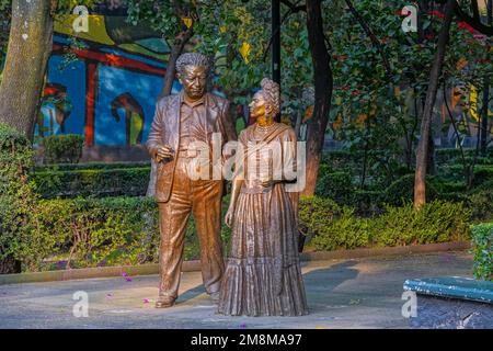 Bronzestatuen des mexikanischen Künstlers Frida Kahlo und ihres Mannes, des mexikanischen Wandlers Diego Rivera, von Gabriel Ponzanelli im Frida Kahlo Park von Coyoacan, Mexiko-Stadt, Mexiko. Stockfoto