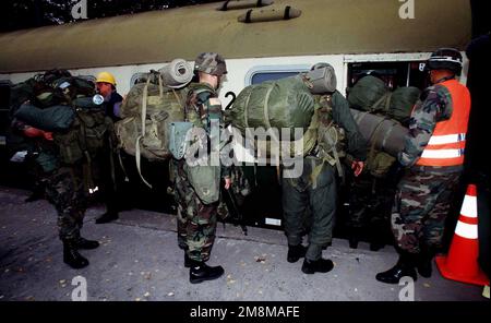 SOLDATEN DER US-Armee vom 1. Bataillon, 26. Infanterie Teil der 2. Brigade, 1. Infanteriedivision, Scheinfurt, Deutschland, laden sich in einen Zug, um ihren Einsatz nach Kaposvar, Ungarn, zu beginnen. Diese Soldaten werden Teil der Covering Force sein, die die derzeitigen Soldaten ersetzen wird, die an der gemeinsamen Operation beteiligt sind. Gegenstand Operation/Serie: GEMEINSAMES UNTERFANGEN Land: Unbekannt Stockfoto