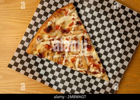 Hühnchen, Speck, Ranch-Pizza Stockfoto