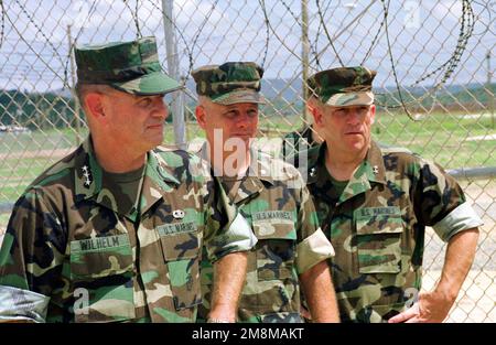 LT. GEN. Charles E. Wilhelm, kommandierender General, Marine Forces Atlantic, LT. OBERST. Lefebvre, kommandierender Offizier, 3. Bataillon, 8. Marines und MAJ. GEN. Lawrence H. Livingston, kommandierender General, 2. Marine-Division, besichtigen Sie die Migrantenanlagen im Camp Bravo. Bei dieser Operation des US-amerikanischen Atlantikkommandos wurde die Air Contingency Force der II Marine Expeditionary Force (MEF) eingesetzt, um mehr als 100 chinesische Migranten aufzunehmen. Betreff Operation/Serie: OPERATION MARATHON Base: Guantanamo Bay Country: Kuba (CUB) Stockfoto