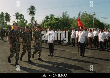 OBERST. Donald R. Riedel, ehemaliger Befehlshaber von Fort Buchanan, Puerto Rico, begleitet von LT. OBERST. Jose Deliz, Truppenführer (Zentrum) und MAJ. GEN. Patricia R. P. Hickerson, DCSPIM-FORSCOM (rechts), gibt Rückblick auf den ersten "zivilen Platoon", der je gebildet wurde. Seine Mitglieder vertreten zivile Mitarbeiter bei der Zeremonie zum Kommandowechsel. Basis: Fort Buchanan, San Juan Bundesstaat: Puerto Rico (PR) Land: Vereinigte Staaten von Amerika (USA) Stockfoto