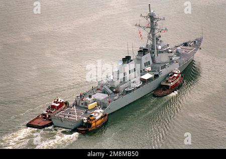 Viertelansicht des gesteuerten Raketenzerstörers USS RAMAGE (DDG-61) aus der Steuerbord-Luft, der von drei zivilen Schleppbooten zum Dock unterstützt wird. Das Schiff kehrt von einem Einsatz im Mittelmeer zurück. Basis: Hampton Roadstead Bundesstaat: Virginia (VA) Land: Vereinigte Staaten von Amerika (USA) Stockfoto