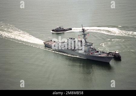 Steuerbord-Bugblick auf den gesteuerten Raketenzerstörer USS LABOON (DDG-58), der nach seiner Rückkehr aus einem Einsatz im Mittelmeerraum im Einsatz ist. Zwei Marineschubboote nähern sich, um dem Schiff beim Andocken zu helfen. Basis: Hampton Roadstead Bundesstaat: Virginia (VA) Land: Vereinigte Staaten von Amerika (USA) Stockfoto