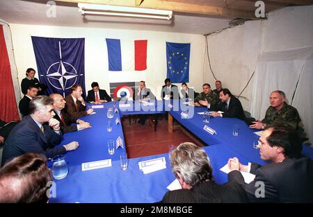 Während der Operation treffen SICH DIE Präsidenten DER GEMEINSAMEN AKTION Momcilo Krajisnik, Alija Izetbegovic, Kresimir Zubak (von links nach rechts, linke Seite des Tisches) Bosnien und Herzegowinas mit dem NATO-Generalsekretär, dem ehrenwerten Javier Solana, US-Armeegeneral George A. Joulwan, Oberster Alliierter Befehlshaber Europa, Und US-Armeegeneral William W. Crouch, Oberbefehlshaber der NATO-geführten Friedensimplementierungstruppen (IFOR), nach der Übertragung der Autorität der Zeremonie der Alliierten Landstreitkräfte Mitteleuropas am Flughafen Sarajewo, Bosnien und Herzegowina. Operation/Serie: GEMEINSAME ENDEAVOR-Basis: Sarajevo Stockfoto