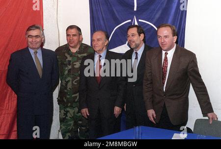 (Von links nach rechts) Präsident Momcilo Krajisnik, US-Armeegeneral George A. Joulwan, Oberster Alliierter Befehlshaber Europa, Präsidentin Alija Izetbegovic, Generalsekretär der NATO, der ehrenwerte Javier Solana und Präsident Kresimir Zubak posieren für ein Nachrichtenfoto. Sie trafen sich zusammen mit US-Armeegeneral William W. Crouch (nicht abgebildet), Oberbefehlshaber der NATO-geführten Friedensimplementierungstruppen (IFOR), während der GEMEINSAMEN Operation bei der französischen Brigade, Luftwaffe, Flughafen Sarajevo, Bosnien und Herzegowina. Betrifft Operation/Serie: GEMEINSAMER STÜTZPUNKT: Land Sarajewo: Bosnien und Herzegowina (BIH) Stockfoto