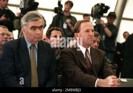 Während der Operation nehmen DIE PRÄSIDENTEN von Bosnien und Herzegowina, Momcilo Krajisnik, und Kresimir Zubak (von links nach rechts), an der Zeremonie zur Übertragung der Autorität an die alliierten Landstreitkräfte Mitteleuropas Teil. Die Zeremonie fand am Flughafen Sarajevo in Bosnien und Herzegowina statt. Betrifft Operation/Serie: GEMEINSAMER STÜTZPUNKT: Land Sarajewo: Bosnien und Herzegowina (BIH) Stockfoto