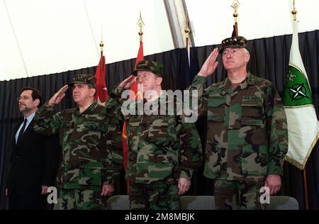 Während der Operation JOINT ENDEAVOR (von links nach rechts) Generalsekretär der NATO, der ehrenwerte Javier Solana, US-Armeegeneral George A. Joulwan, Oberster Alliierter Befehlshaber Europa, US-Marineadmiral T. Joseph Lopez, Oberbefehlshaber der NATO-geführten Friedenseinsatzkräfte (IFOR), Alliierte Streitkräfte Südeuropa, Und US-Armeegeneral William W. Crouch, erheben Sie sich und salutieren Sie, während die Farben eintreten während der Übertragung der Autorität der alliierten Landstreitkräfte Mitteleuropas, die am Flughafen Sarajevo, Bosnien und Herzegowina abgehalten werden. Betrifft Operation/Serie: GEMEINSAME STÜTZPUNKT: Land Sarajewo: Bosnien und Herzegowina (BI Stockfoto