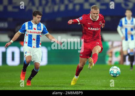 Niederlande. 14. Januar 2023. HERENVEEN - (lr) Mats Kohlert von SC Heerenveen, Jens Odgaard von AZ während des niederländischen Premier-League-Spiels zwischen sc Heerenveen und AZ im Abe Lenstra Stadion am 14. Januar 2023 in Heerenveen, Niederlande. ANP ED VAN DE POL Credit: ANP/Alamy Live News Stockfoto