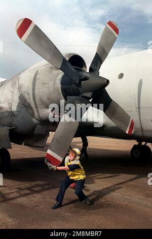 US Navy Aviation Machinist Mate 3. Klasse Lillibridge, von Patrouillenschwadron Sixteen (VP-16) Jacksonville, FL, dreht den Propeller am steuerbordseitigen Innenbordmotor des US Navy P-3C Orion Flugzeugs Entebbe, Uganda. Der VP-16 stellt Aufklärungsmission zur Unterstützung der Hilfsmaßnahmen der Vereinten Nationen über die zentralafrikanische Nation Zaire bereit. Basis: Entebbe Land: Uganda (UGA) Stockfoto