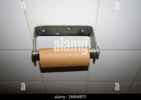 Leerer Toilettenpapierrollenhalter Stockfoto