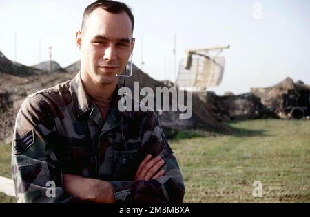 US Air Force SENIOR AIRMAN Parker, ein Fluglotse, 27. Operations Support Squadron, Cannon Air Force Base, New Mexico, vor dem Radar Approach Control Center am Tuzla Air Base, Bosnien und Herzegowina. SRA Parker ist vorübergehend der Gruppe 4100. provisorisch am Luftwaffenstützpunkt Tuzla zur Unterstützung DER gemeinsamen Operation zugewiesen. Betrifft Operation/Serie: GEMEINSAMER STÜTZPUNKT: Tuzla Luftstützpunkt Land: Bosnien und Herzegowina (BIH) Stockfoto