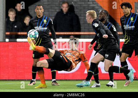 Niederlande. 14. Januar 2023. VOLENDAM - (lr) Jurien Gaari vom RKC Waalwijk, Gaetano Oristanio vom FC Volendam, Vurnon Anita vom RKC Waalwijk während des niederländischen Premier-League-Spiels zwischen dem FC Volendam und dem RKC Waalwijk im Kras-Stadion am, Niederlande, am 14. Januar 2023. ANP GERRIT VAN COLOGNE Credit: ANP/Alamy Live News Stockfoto