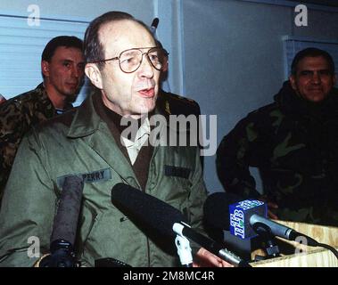 Ein Blick aus nächster Nähe auf den ehrenwerten Verteidigungsminister William Perry, der während seines Thanksgiving-Besuchs mit Truppen in Camp Olden, Bosnien-Herzegowina, auf einer Pressekonferenz vor den Medien spricht. George Joulwan, Oberster Alliierter Befehlshaber Europa (SACEUR), STEHT links von Minister Perry. Betrifft Operation/Serie: GEMEINSAMER STÜTZPUNKT: Camp Oden Land: Bosnien und Herzegowina (BIH) Stockfoto