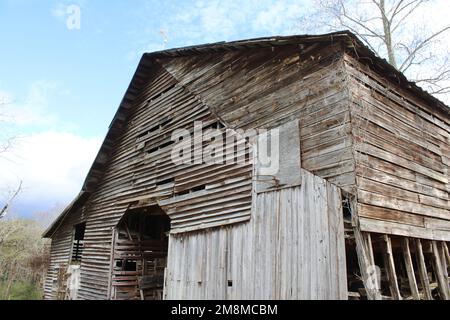 Verwitterte alte Stallwand mit Basketballkorb Stockfoto