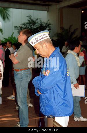 US Navy (pensioniert) PETTY Officer 3. Klasse (PO3) Glen C. Hoytt, beobachtet eine Schweigeminute während der Pearl Harbor Gedenkfeier im USS ARIZONA Memorial Visitor Center, Pearl Harbor, Hi. Mr. Hoytt, einer der Überlebenden des Pearl Harbor Angriffs, diente auf der USS SAINT LOUIS. Basis: Pearl Harbor Bundesstaat: Hawaii (HI) Land: Vereinigte Staaten von Amerika (USA) Stockfoto