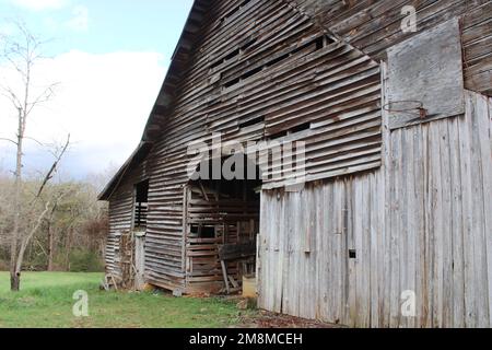 Verwitterte alte Stallwand mit Basketballkorb Stockfoto