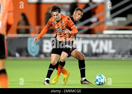 Niederlande. 14. Januar 2023. VOLENDAM - (lr) Gaetano Oristanio vom FC Volendam, Jurien Gaari vom RKC Waalwijk während des niederländischen Premier-League-Spiels zwischen dem FC Volendam und dem RKC Waalwijk im Kras-Stadion am 14. Januar 2023 in Volendam, Niederlande. ANP GERRIT VAN COLOGNE Credit: ANP/Alamy Live News Stockfoto