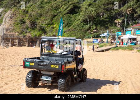 Surf-Rettungswagen-Buggy auf Bilgola Beach Sydney, NSW, Australien im Januar 2023 mit Strandpatrouillen Stockfoto