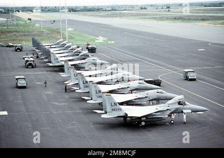 F-15C und F-15E Eagle-Jäger von der RAF Lakenheath, Großbritannien, werden zwischen den Schwestern auf der Rampe des Sidi Slimane Air Base, Marokko, Afrika, aufgetankt. Sie sind Teil des Personals und der Kampfflugzeuge, die im Rahmen der zweijährlichen African Eagle '96 nach Sidi Slimane ab entsandt werden, einer gemeinsamen US/marokkanischen Trainingsübung. Flugzeuge aus der gesamten USAFE, zusammen mit F-15C Eagle und F-15E Strike Eagle Kämpfern der RAF Lakenheath, die in Live-Luftübungen mit den Royal Moroccan Air Force F-5 und Mirage F-1 Kämpfern ausgebildet wurden. Betreff Betrieb/Serie: AFRICAN EAGLE '96 Land: Marokko (MÄRZ) Stockfoto