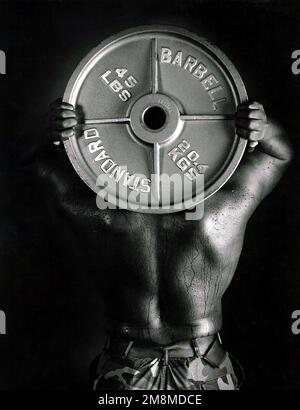 Military Photographer of the Year Gewinner 1997 Titel: Iron man Kategorie: Illustration Ort: 1. Platz exaktes Datum Aufnahme Unbekannte Bildunterschrift: „Iron man“ SSGT. Art Jones National Champion Power Lifter, nachdem sein Foto für die Zeitung gemacht wurde. Basis: Luftwaffenstützpunkt Davis-Monthan Bundesstaat: Arizona (AZ) Land: Vereinigte Staaten von Amerika (USA) Stockfoto