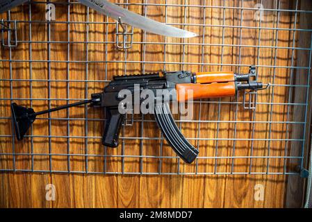 Kalaschnikow-Pistole zum Verkauf in einer Waffenfabrik in Peshawar, Pakistan Stockfoto