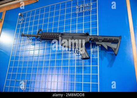 Sturmgewehr in einer Waffenfabrik in Peshawar, Pakistan Stockfoto