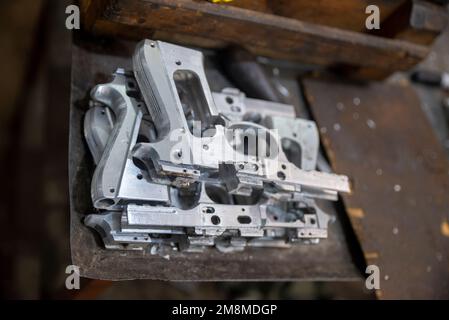 Revolverstrukturen in einer Waffenfabrik in Peshawar, Pakistan Stockfoto