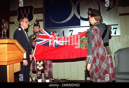 Brigg. GEN. Hess, 319. Flügelkommandeur, wird mit einer Flagge des 402. Kanadischen Pipe- und Trommelkorps präsentiert. Exaktes Datum Aufnahme Unbekannt. Betreff Operation/Serie: 1997 Grand Forks Warrior Winter Gala Base: Grand Forks Air Force Base Bundesstaat: North Dakota (ND) Land: Vereinigte Staaten von Amerika (USA) Stockfoto