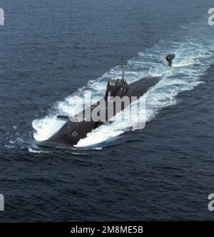 Lufthafen Bugblick auf ein russisches, nordstaatliches, nuklearbetriebenes U-Boot der Victor III-Klasse, das auf der Oberfläche unterwegs ist. Land: Ostsee Stockfoto