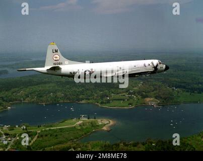 Luftansicht von rechts eines P-3C Orion Anti-U-Boot-Kriegsflugzeugs (ASW) der Patrouillenstaffel vierundvierzig (VP-44), das über New England fliegt. Das Flugzeug, Büro #LM-08-160611, ist das persönliche Flugzeug des Kommandanten der Staffel, CDR A.M. Schaden, wie auf der Nase des Flugzeugs gemalt. Basis: Brunswick Staat: Maine (ME) Land: Vereinigte Staaten von Amerika (USA) Stockfoto