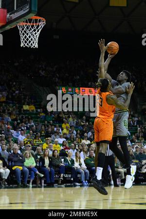 Ferrell Center Waco, Texas, USA. 14. Januar 2023. Baylor Bears Forward Josh Ojianwuna (15) schießt den Ball gegen Oklahoma State Cowboys Forward Tyreek Smith (23) während der 1. Hälfte des NCAA-Basketballspiels zwischen den Oklahoma State Cowboys und den Baylor Bears im Ferrell Center Waco, Texas. Matthew Lynch/CSM/Alamy Live News Stockfoto