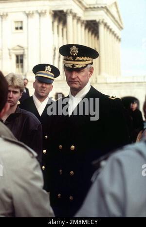 GENERALMAJOR der US-Armee Robert F. Foley, Befehlshaber des Militärbezirks Washington und Vorsitzender des Eröffnungskomitees der Streitkräfte (Center) hört während einer Nachbesprechung nach Abschluss der Militärprobe für die Präsidentschaftseinführung zu. East Front of the US Capital Building, Washington, DC, 12. Januar 1997. GENERALMAJOR der US-Armee Robert F. Foley, Befehlshaber des Militärbezirks Washington und Vorsitzender des Eröffnungskomitees der Streitkräfte (Center) hört während einer Nachbesprechung nach Abschluss der Militärprobe für die Präsidentschaftseinführung zu. Ostfront der US-Hauptstadt Stockfoto