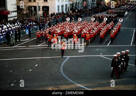 Die United States Marine Corps Band (die eigene des Präsidenten) marschiert während der 1997 stattfindenden Parade zur Präsidentschaftseinführung die 15. Street entlang. Bundesstaat: District of Columbia (DC) Land: Vereinigte Staaten von Amerika (USA) Stockfoto