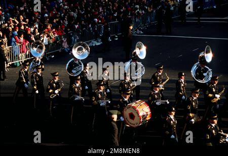 Die US Army Field Band umrundet die Ecke an der 15. und Pennsylvania Avenue während der 1997 stattfindenden Parade zur Präsidentschaftseinführung. Bundesstaat: District of Columbia (DC) Land: Vereinigte Staaten von Amerika (USA) Stockfoto