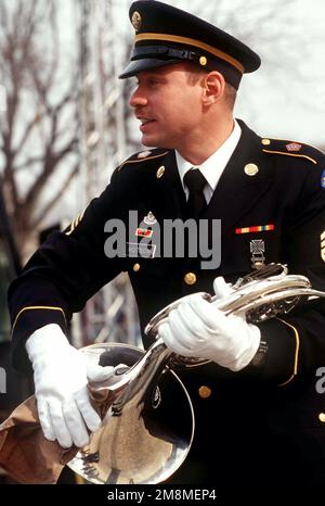 US Army STAFF Sergeant James Hutson, Army Field Band, poliert sein horn im Versammlungsbereich vor der 1997. Präsidentschafts-Eröffnungsfeier. Basis: Washington State: District of Columbia (DC) Land: Vereinigte Staaten von Amerika (USA) Stockfoto